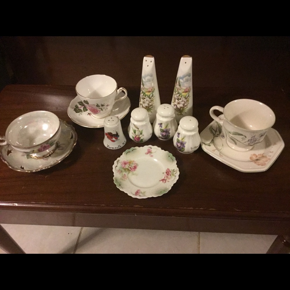 Lot of dinnerware accessories